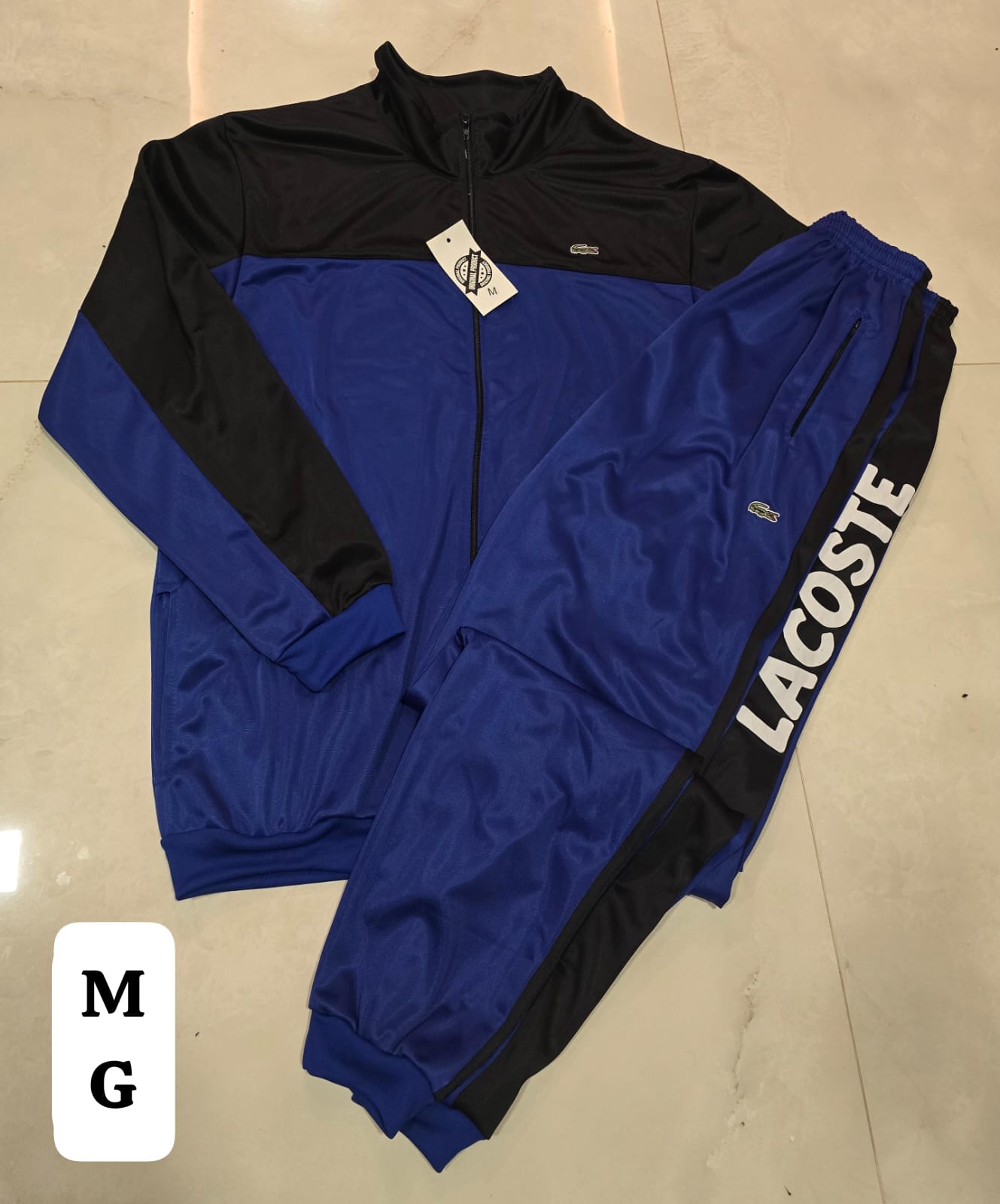 CONJUNTO DEPORTIVO LACOSTE HOMBRE – CAMPERA Y PANTALÓN JOGGER