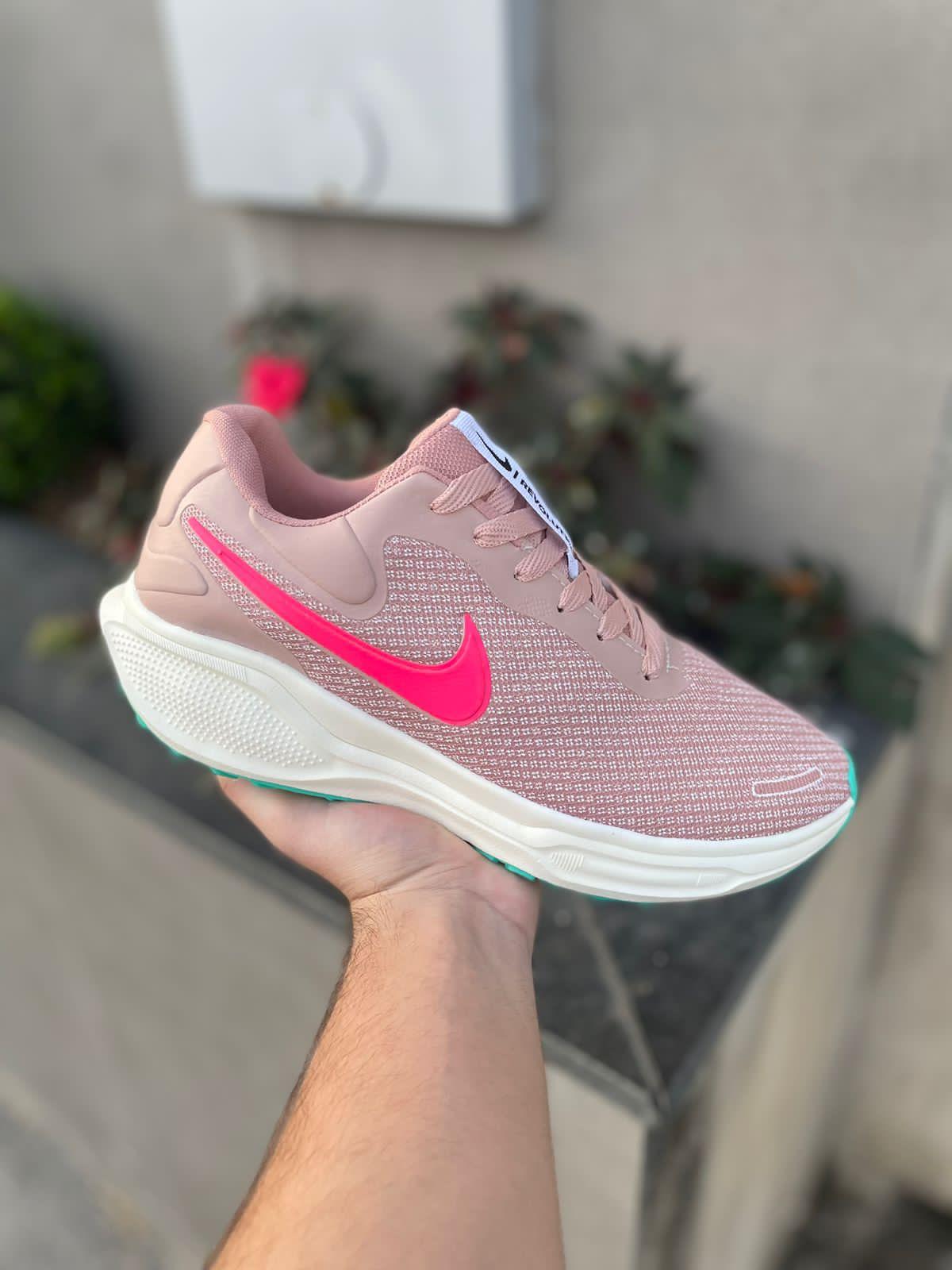 CHAMPIONES NIKE REVOLUTION PRIMERA LINEA